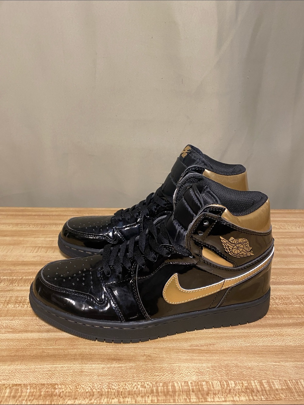 Jordan Air Jordan 1 Retro High OG Black Metallic Gold  shoes555088-032 Mens 8